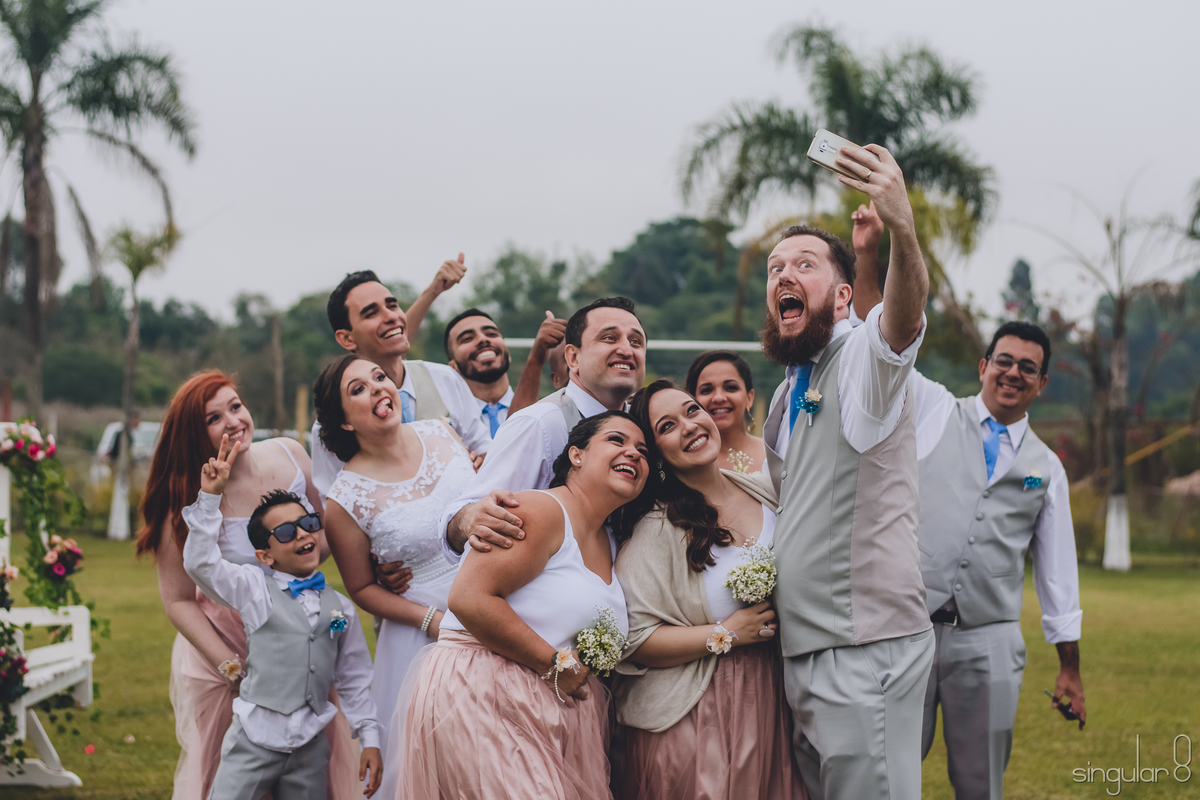 selfie-com-os-padrinhos-cerimônia-religiosa-evangélica-madrinhas-e-padrinhos-com-roupas-iguaia