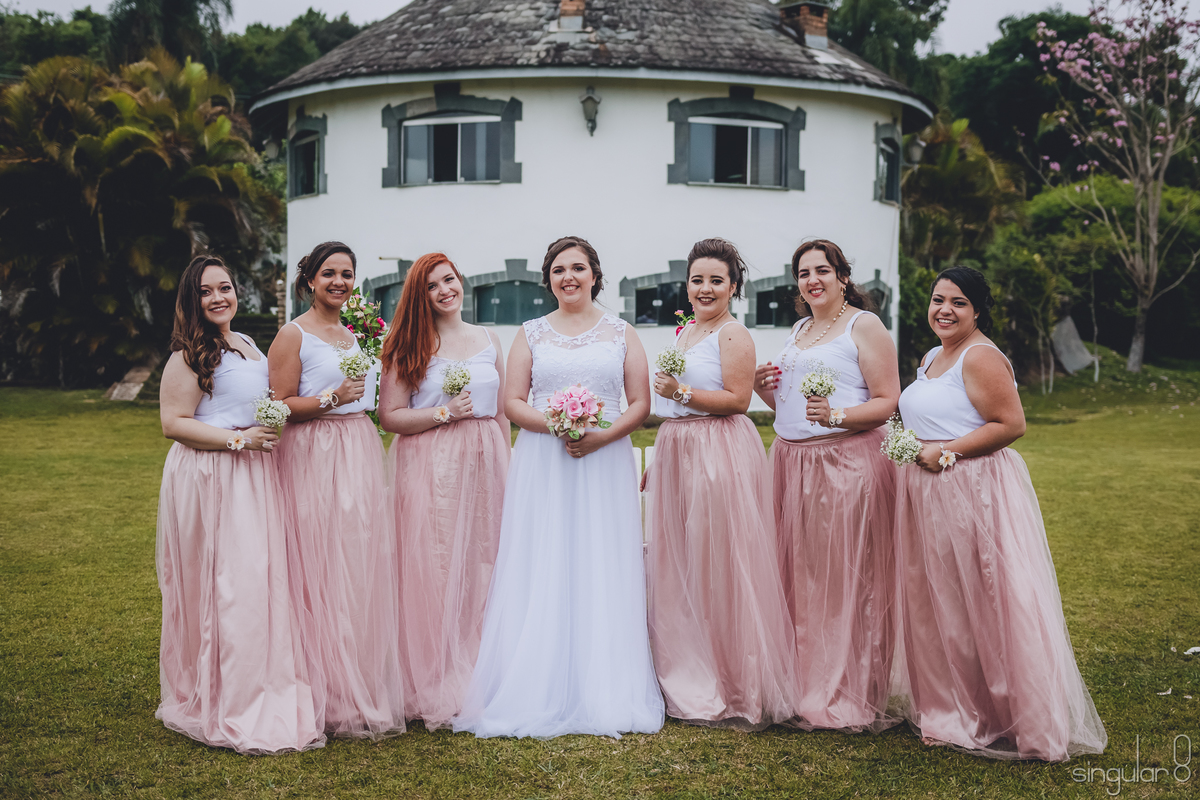 madrinhas-com-saia-de-tule-rosa-bouquet-de-mosquitinho-casamento-de-dia-sítio-quatro-irmãos-são-paulo-ibiúna-fotografia-diferente-com-madrinhas