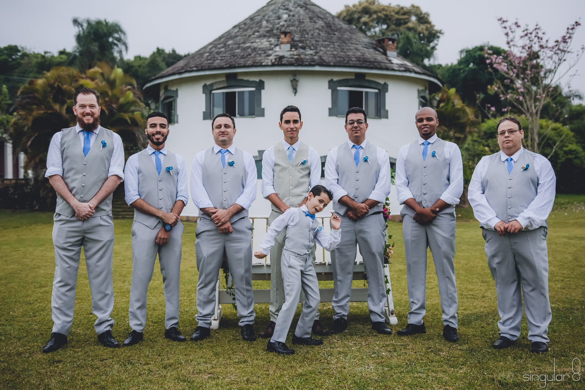 fotografia-diferente-com-padrinhos-casamento-de-dia-ibiuna-são-paulo-padrinhos-de-colete-e-calça-bege