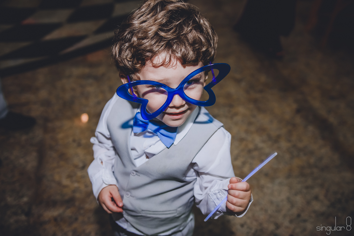 criança-em-casamento-pista-de-dança-pajem-com-colete-e-gravata-borboleta-casamento-bia-e-deivid-sítio-quatro-irmãos