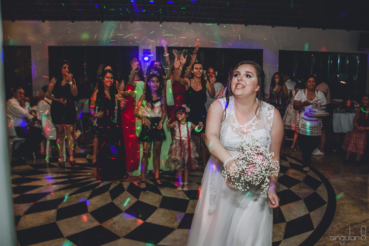 noiva-jogando-o-bouquet-de-mosquitinho-diferente-criativo-casamento-evngélico-animado-ibiúna-são-paulo