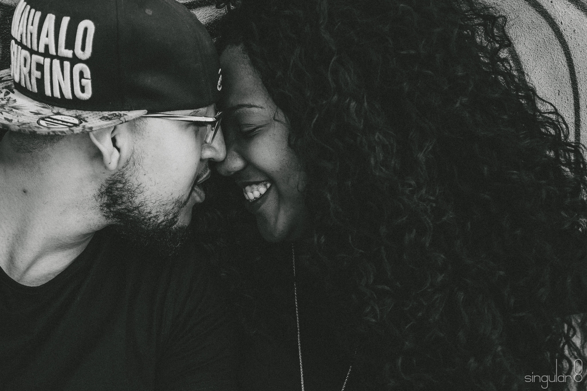 Casal sorrindo em foto preto e branco ensaio pré casamento feito no Beco do Batman