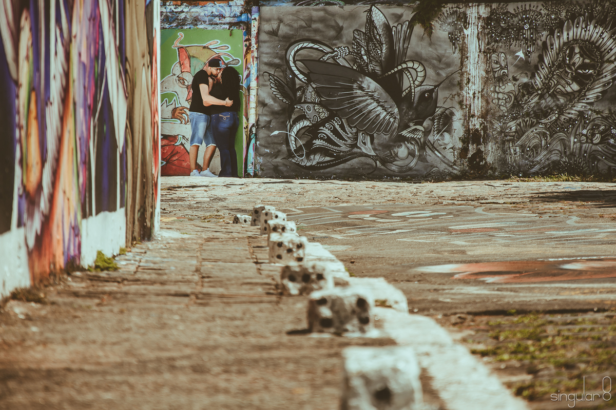 Fotografia de ensaio pré casamento no Beco do Batman em São Paulo Vila Madalena