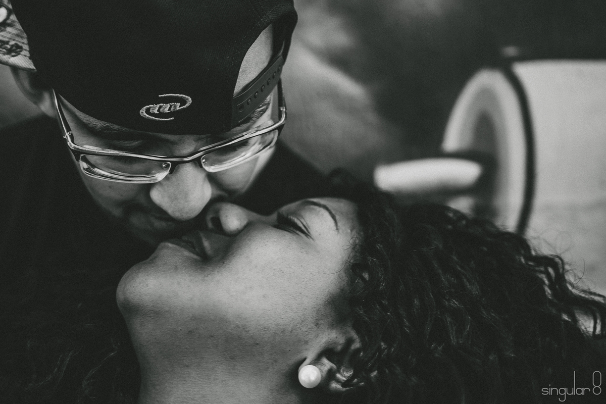 Casal se beijando em ensaio de casal no Beco do Batman em São Paulo