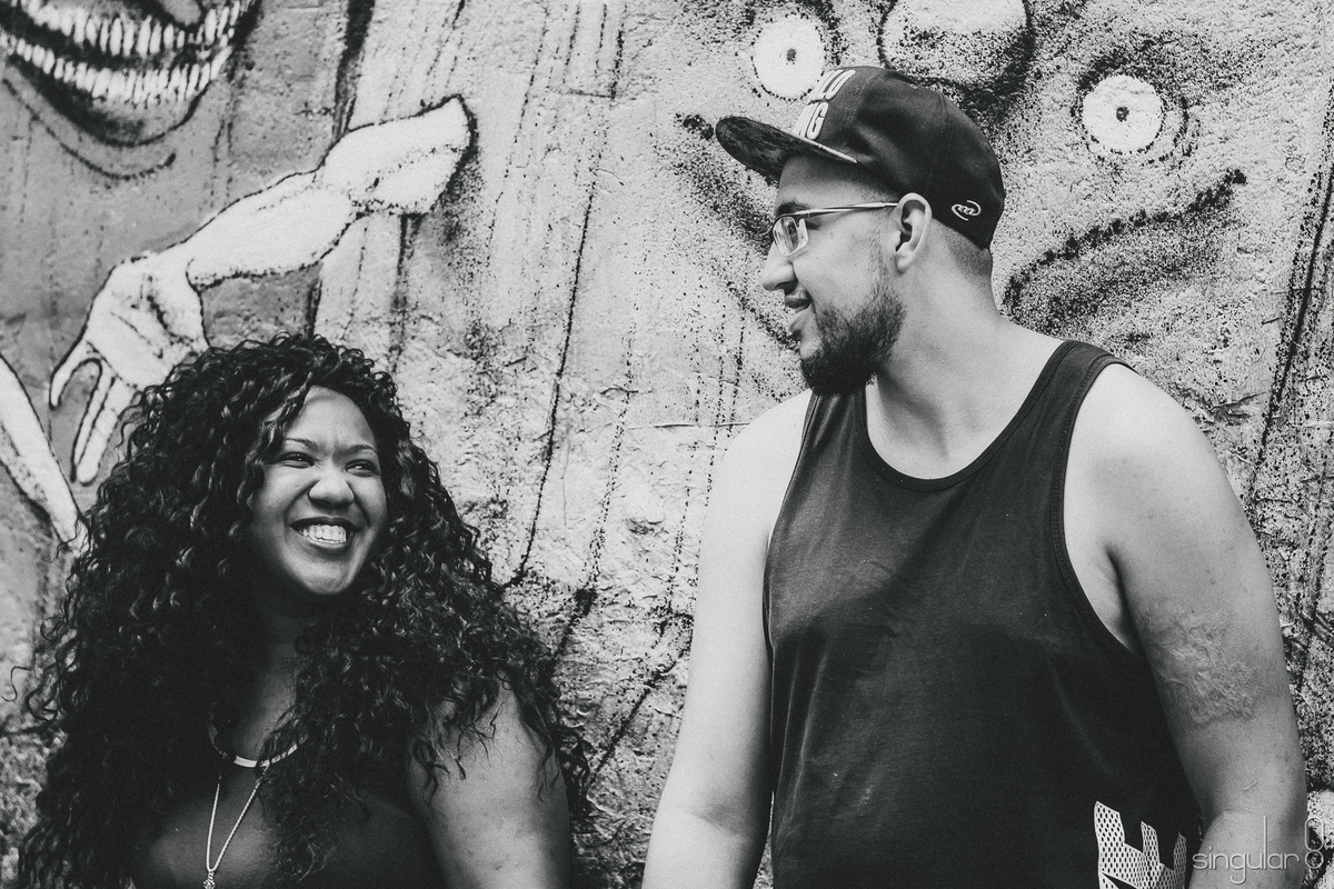 Noiva e Noivo sorrindo em ensaio pré casamento no Beco do Batman Vila Madalena
