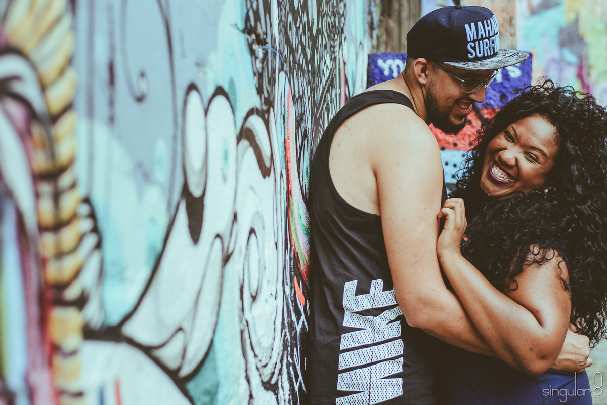 Casal estiloso em ensaio pré casamento no Beco do Batman