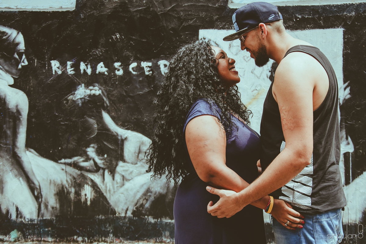 Casal em ensaio pré casamento no Beco do Batman na Vila Madalena