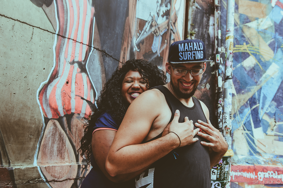 Noivos se abraçando em ensaio pré casamento no Beco do Batman em São Paulo Vila Madlena