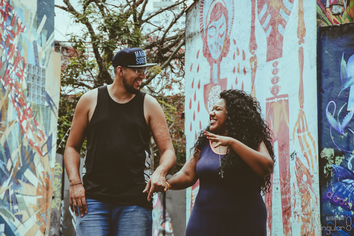 Casal sorrindo em ensaio pré casamento em corredor da Vila Madalena no Beco do Batman