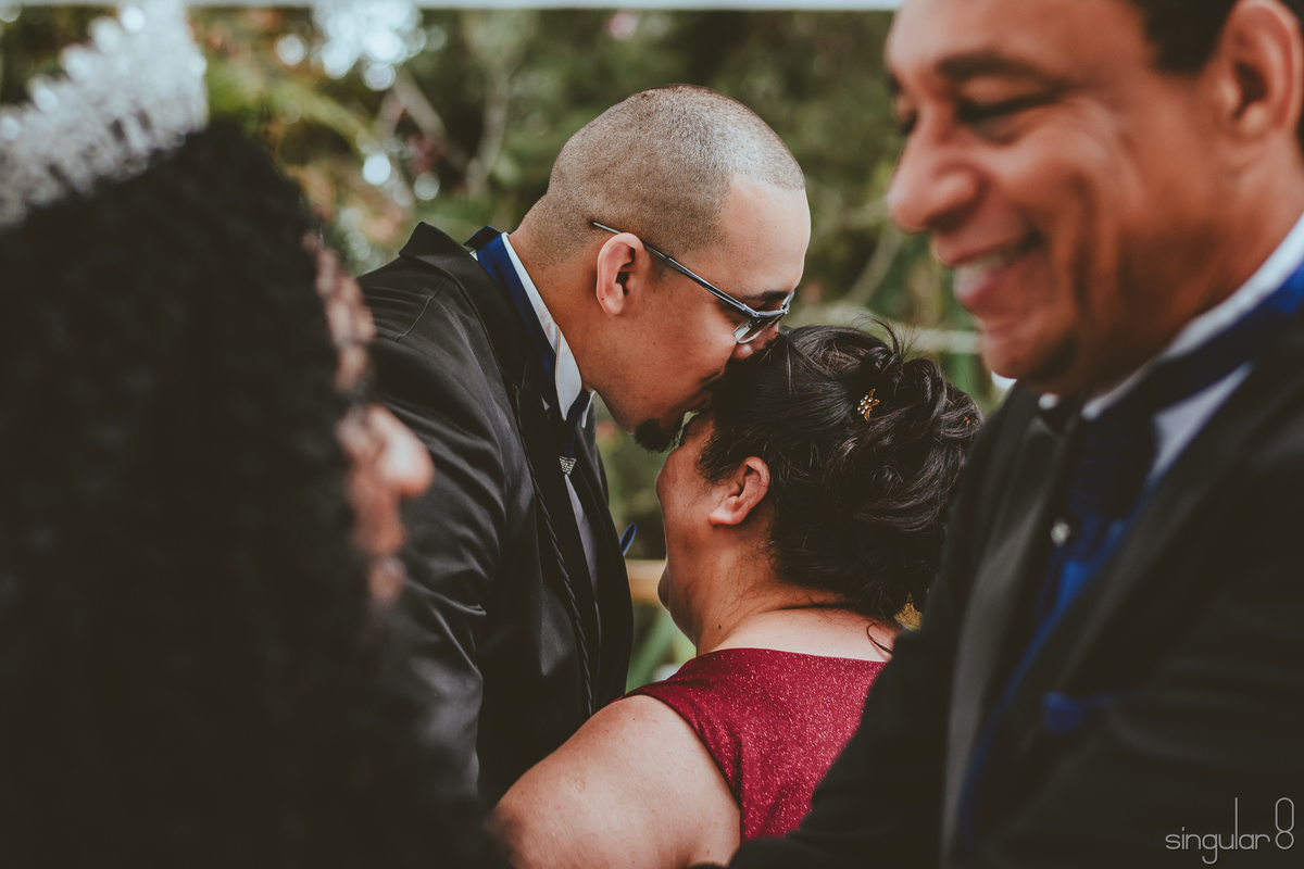 noivo com a mãe em casamento de dia no recanto santa rita