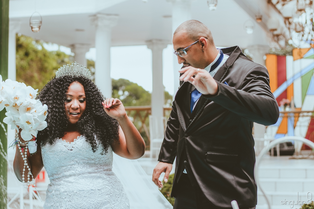 noivos saem dançando da cerimônia de casamento