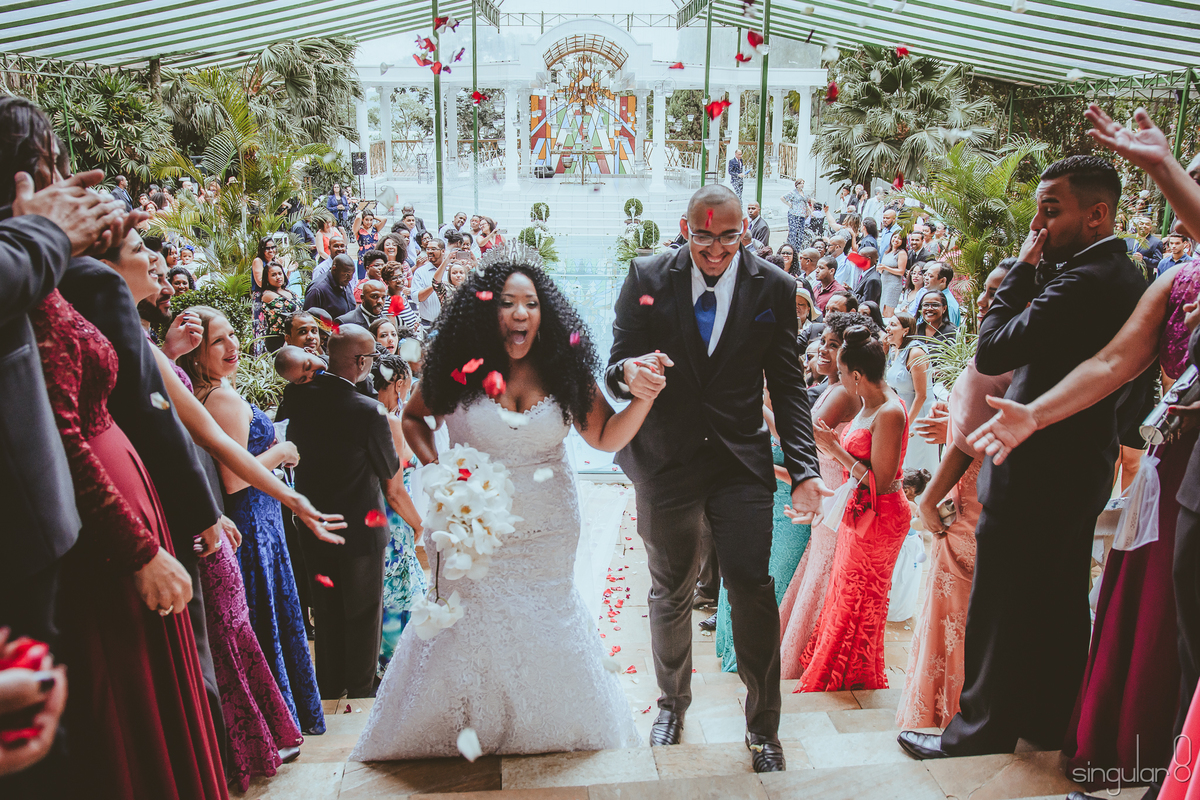 chuva de pétalas em casamento de dia