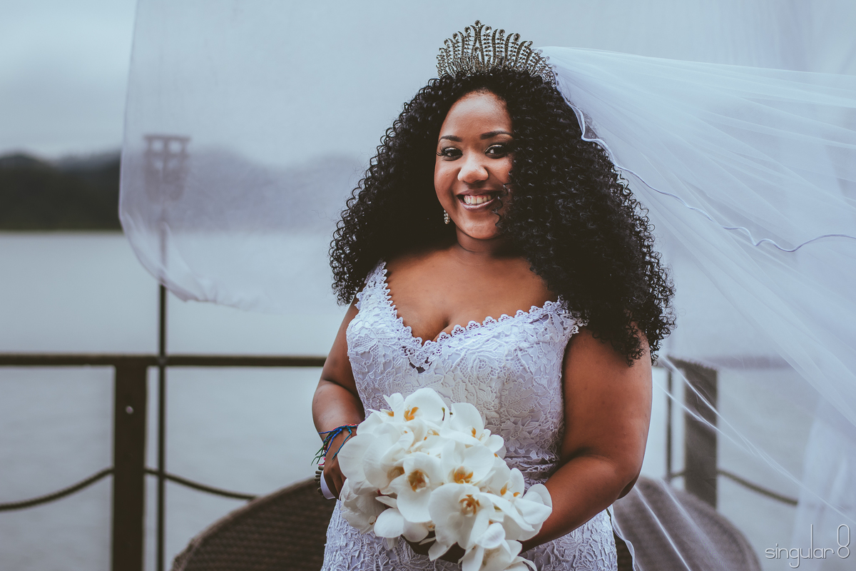 Noiva negra cacheada com coroa e vestido sereia