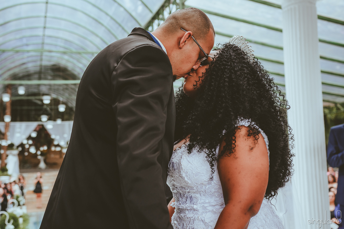 Noiva negra cacheada usando coroa de princesa casamento de dia