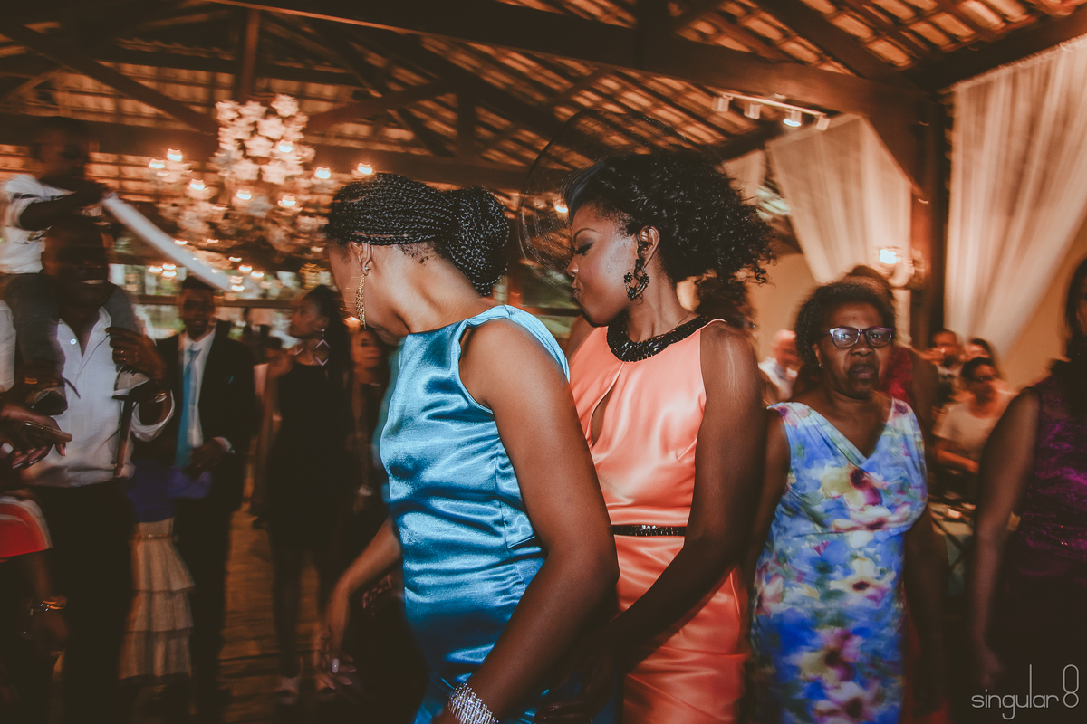 madrinhas dançando em casamento de dia
