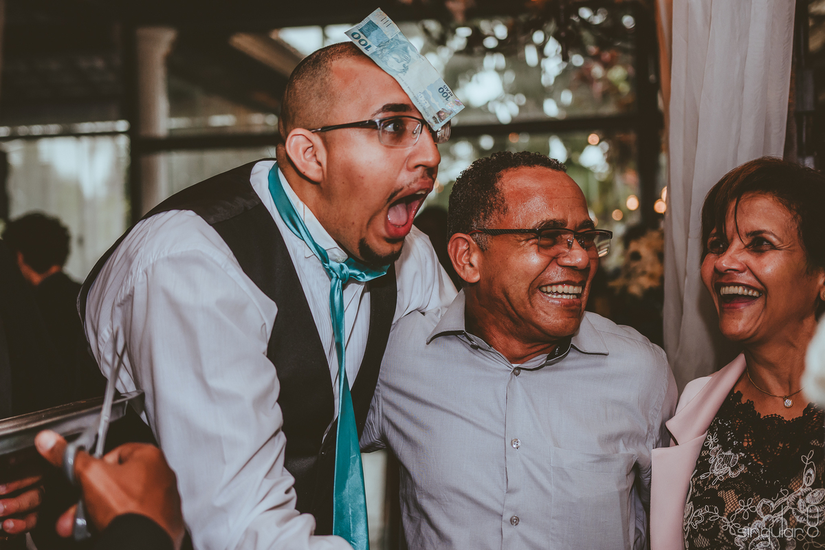 hora de passar a gravata no casamento