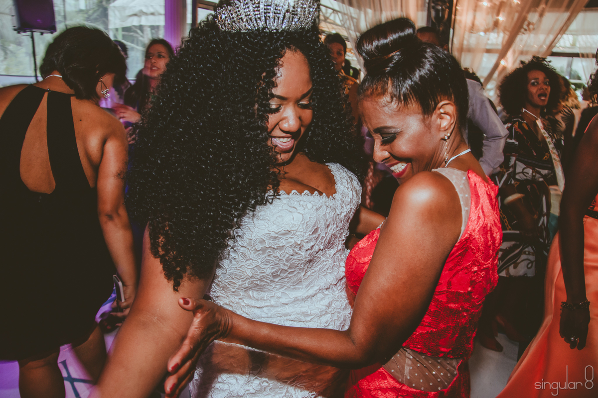 noiva dançando com as amigas em festa de casamento