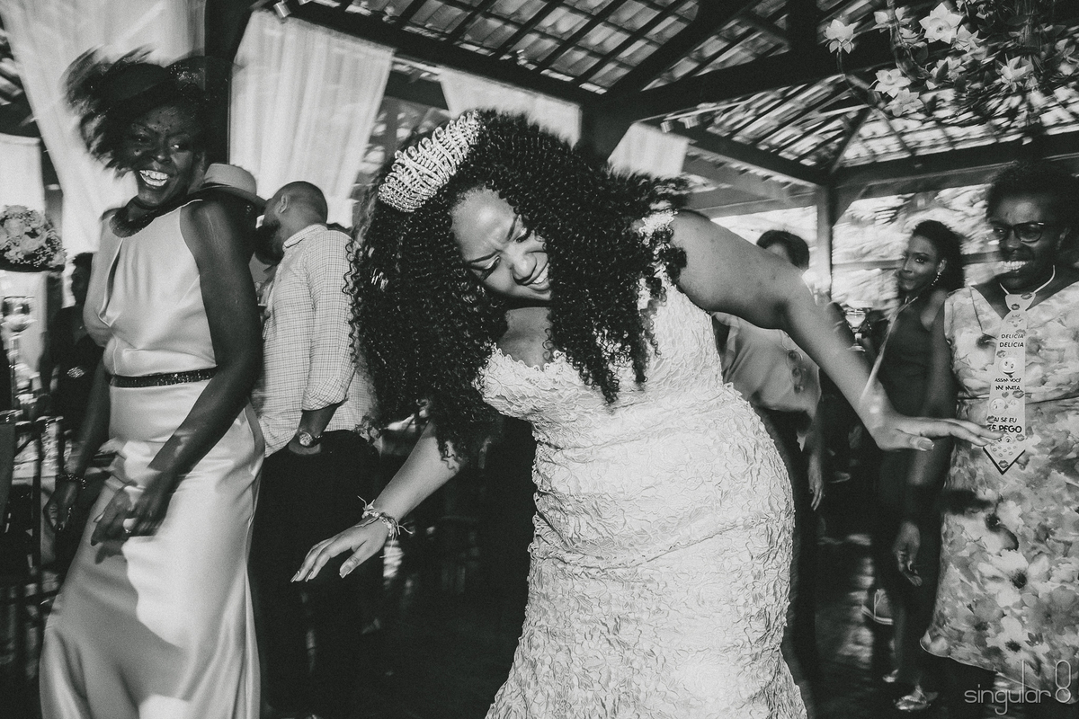 noiva dançando em festa de casamento no Recanto Santa Rita