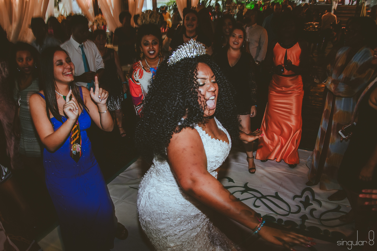 noiva aproveitando a festa