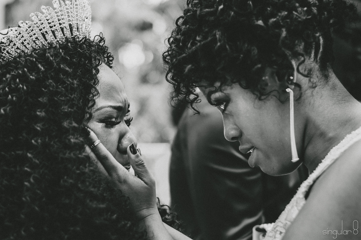 cumprimentos dos padrinhos emocionados em casamento de dia