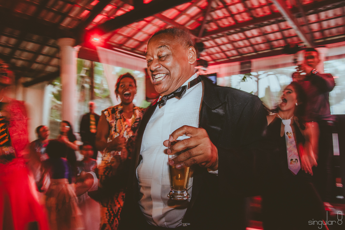 convidado de casamento dançando