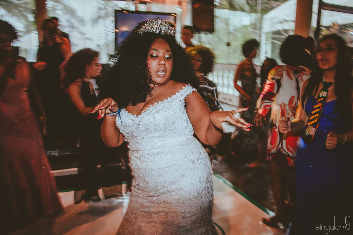 noiva negra cacheada com cora e vestido sereia dançando no Recanto Santa Rita
