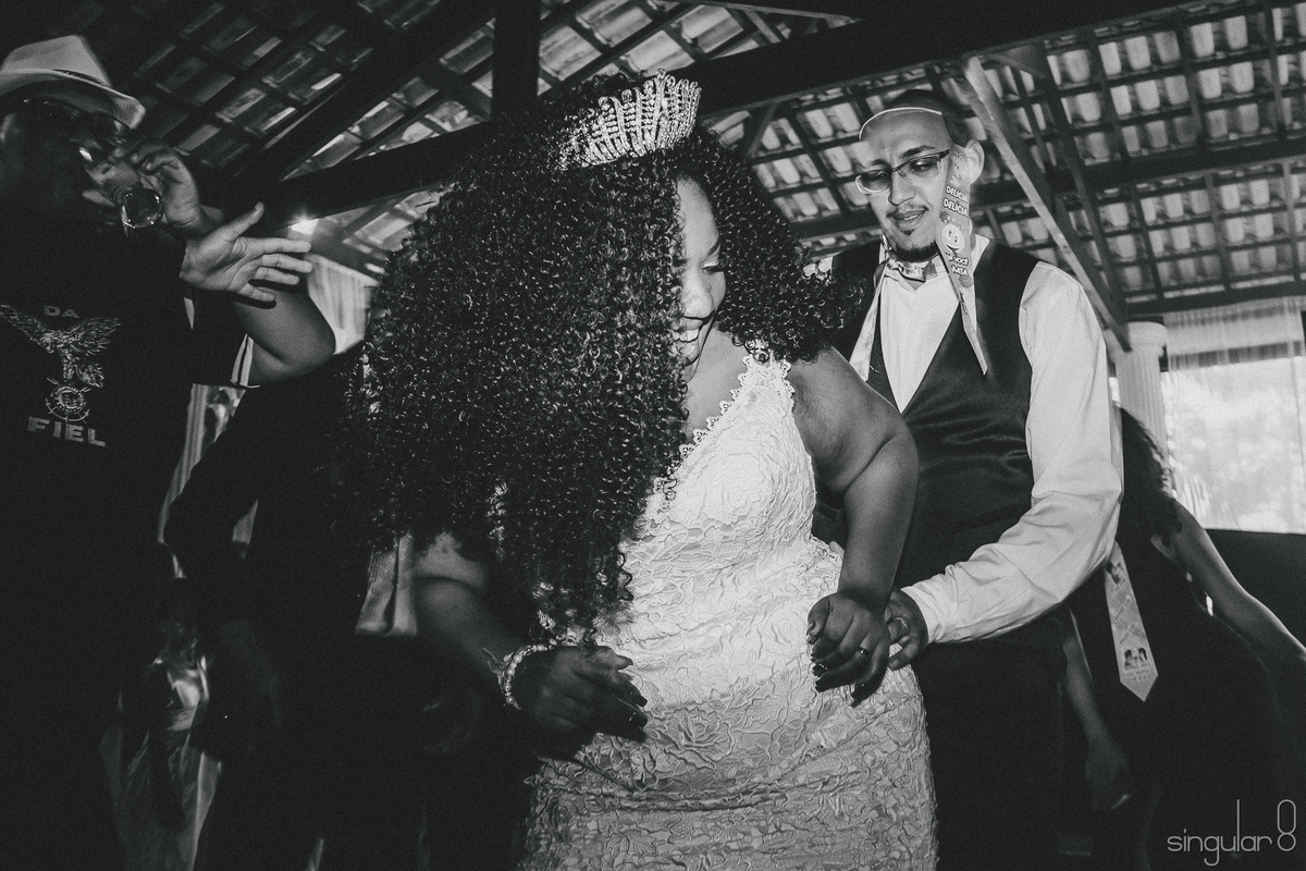 noiva negra cacheada na dança dos noivos