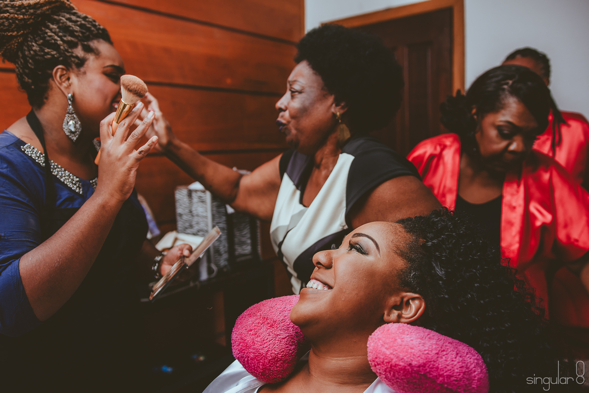 Maquiadora especializada em pele negra para casamento de dia