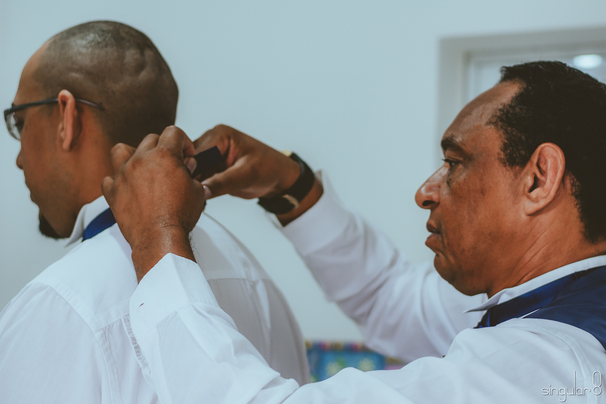 pai no making of do noivo no Recanto Santa Rita casamento de dia