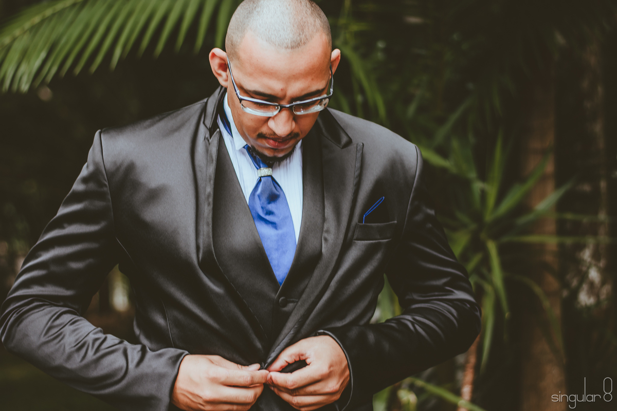 Noivo com gravata azul em casamento de dia no Recanto Santa Rita