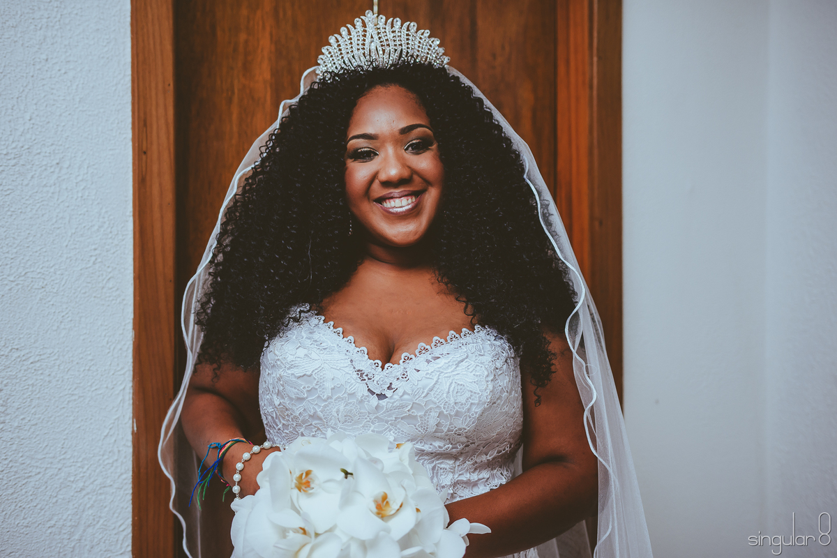 Noiva negra e cacheada em casamento de dia Recanto Santa Rita