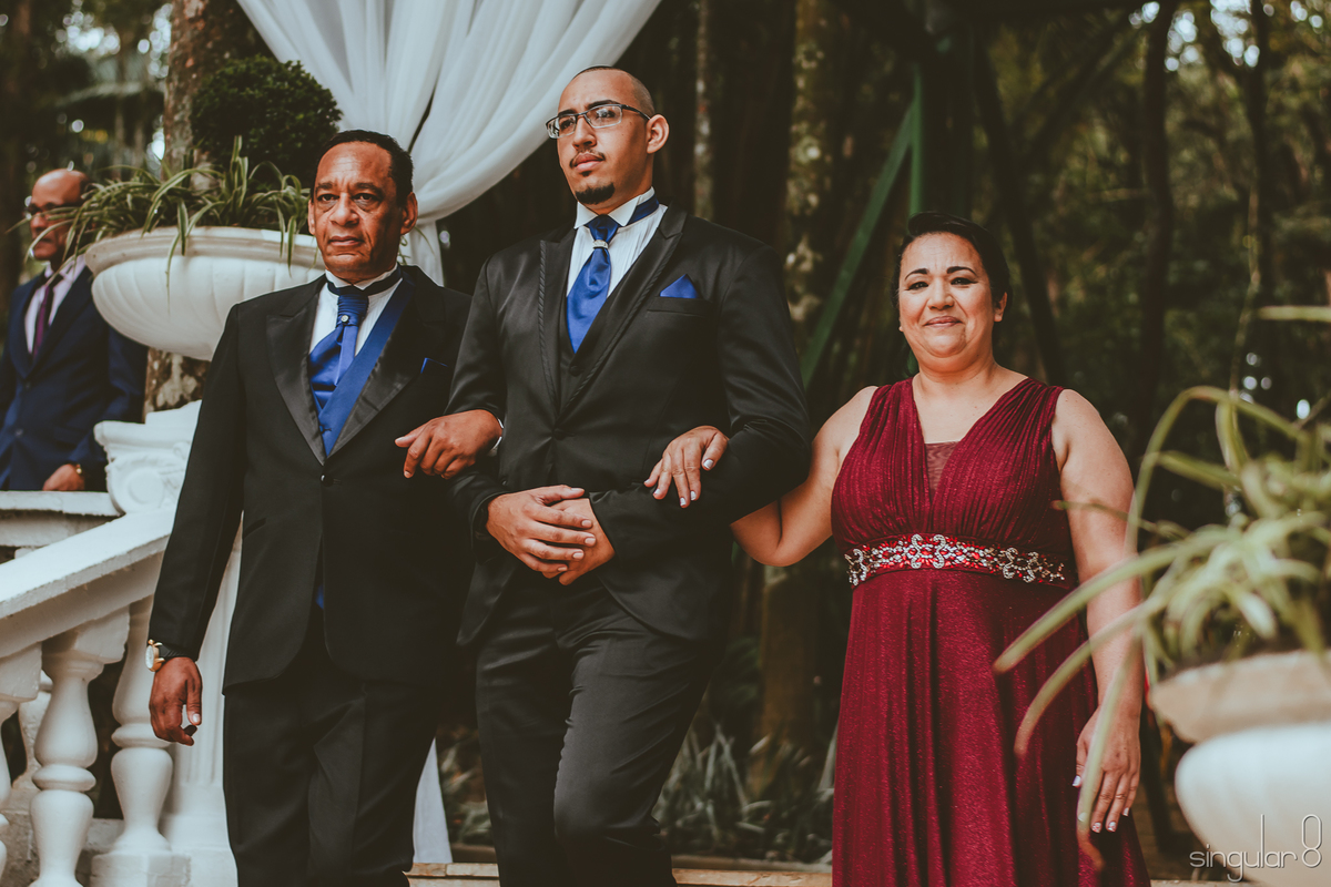 Entrada do noivo com o pai e a mãe em casamento de dia