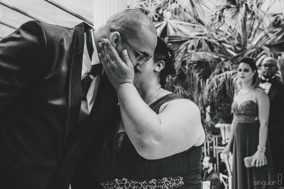 Fotografia emocionante de mãe e filho no altar casamento no Recanto Santa Rita