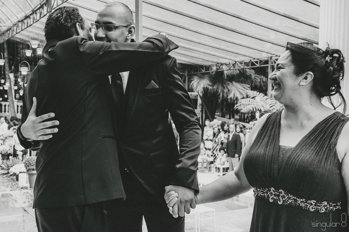 pais emocionados com o filho no altar em casamento de dia