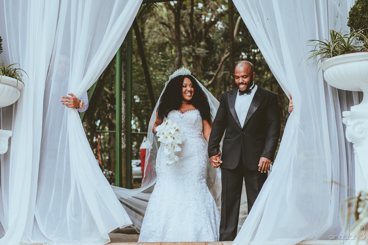 Entrada de noiva negra e cacheada com o irmão em casamento de dia
