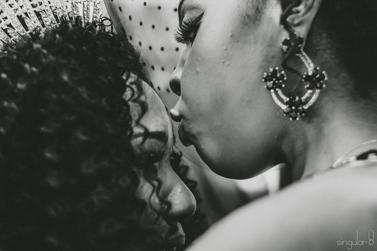 madrinha emocionada nos cumprimentos da noiva