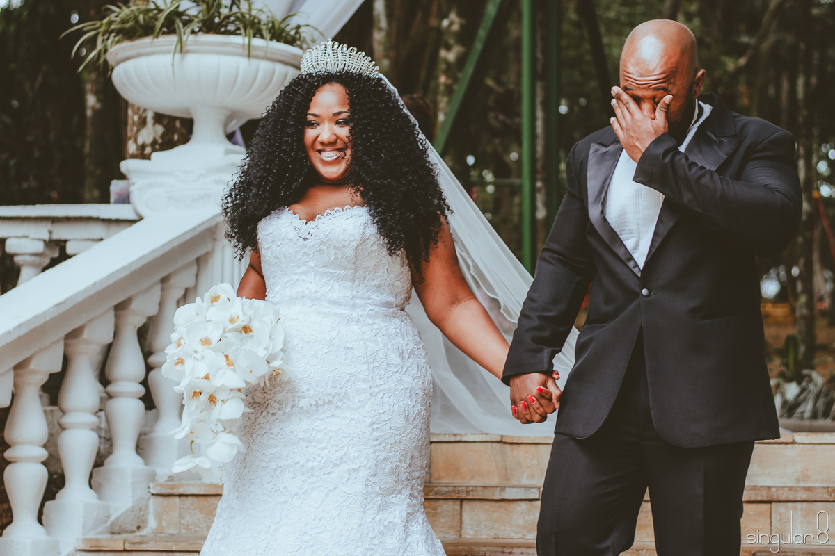 Irmão da noiva chorando em entrada no casamento