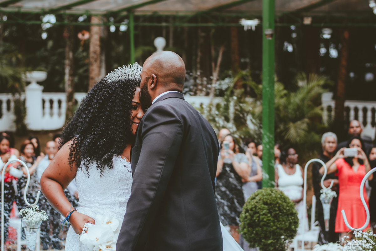Noiva cacheada usando coroa princesa em casamento de dia