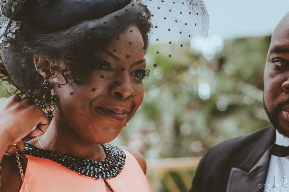 Madrinha com chapéu em casamento de dia