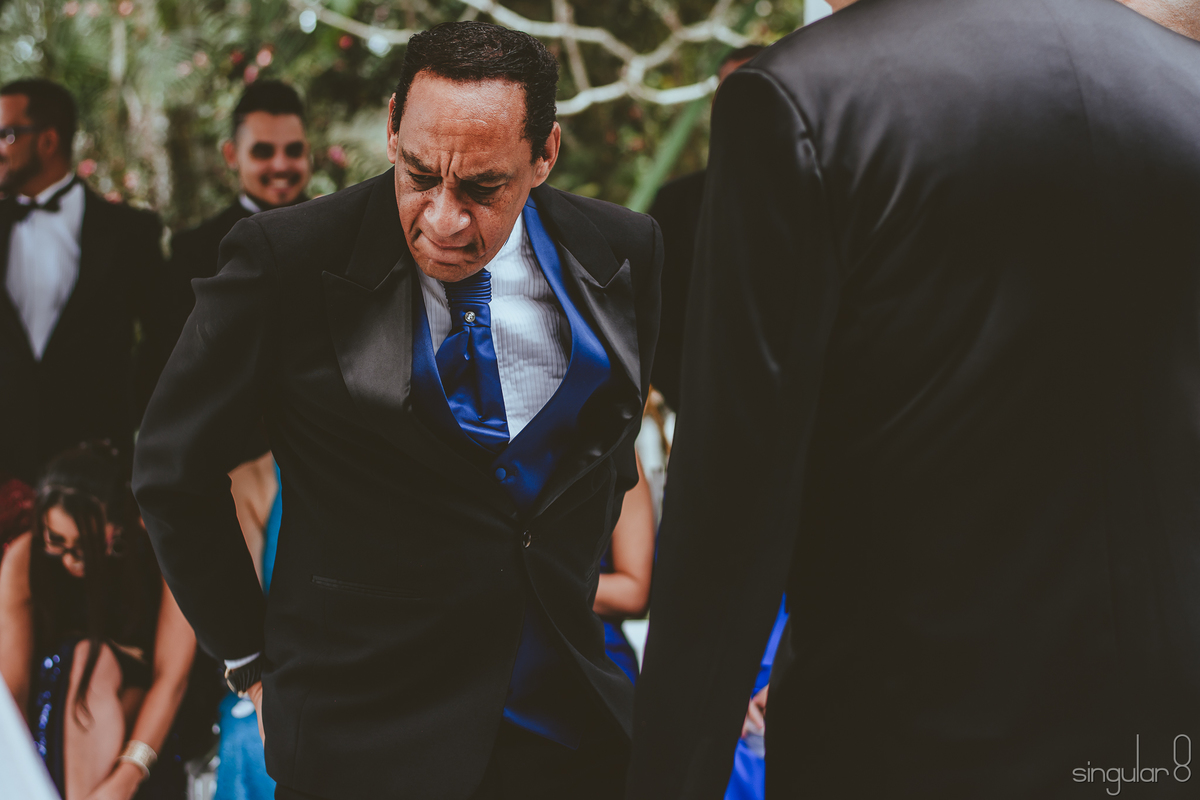 pai do noivo com gravata azul igual a dos padrinhos