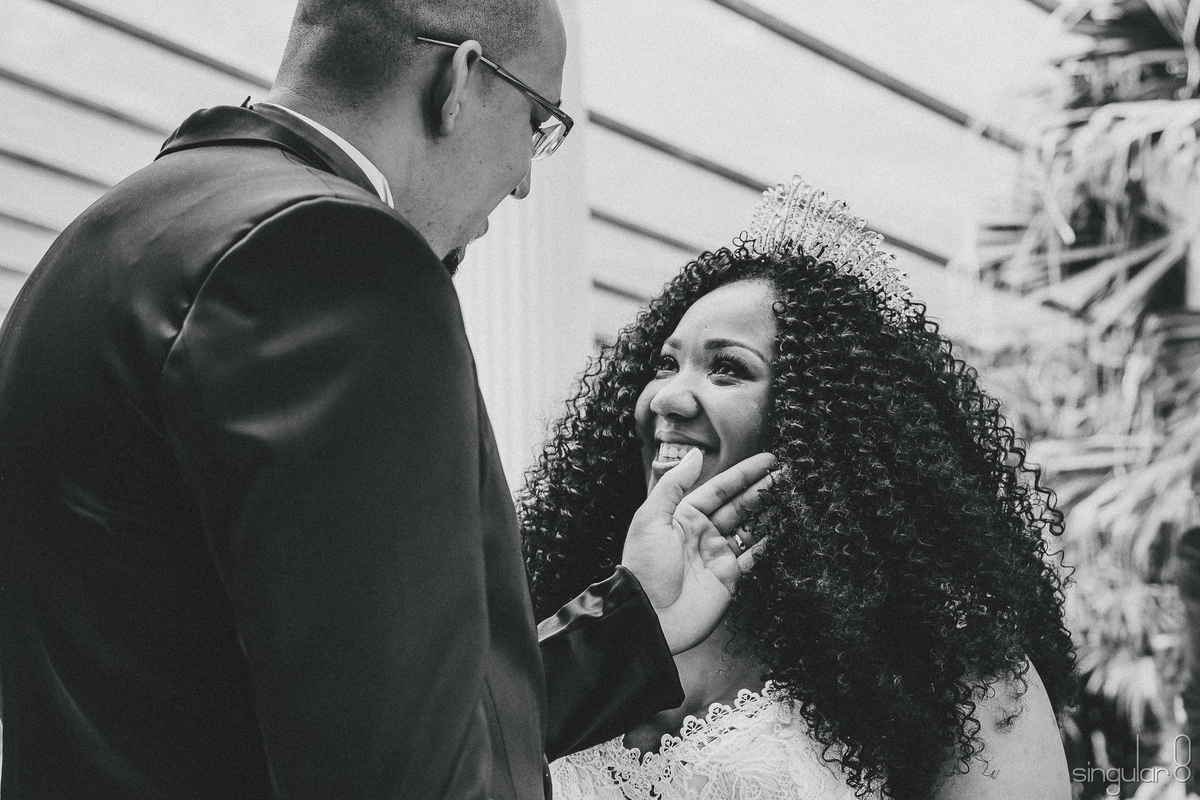 Noiva emocionada com os votos do noivo no casamento Recanto Santa Rita