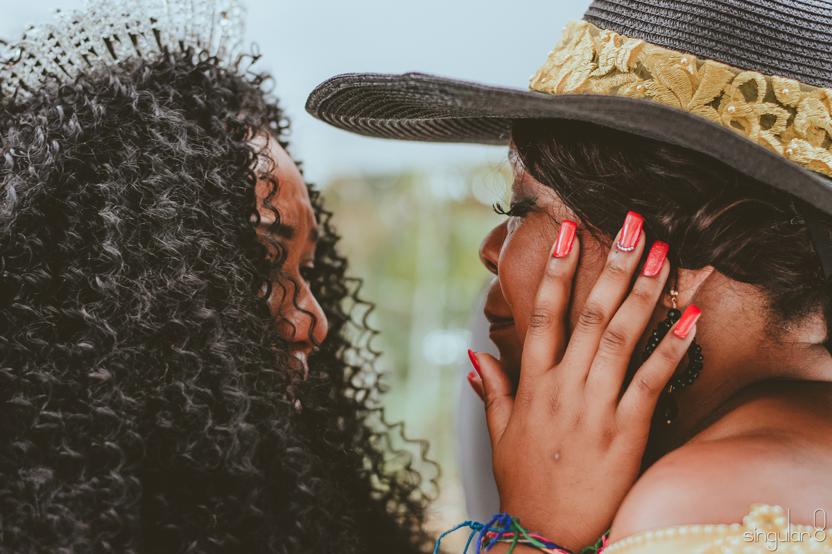 Mãe da noiva com chapéu em casamento de dia