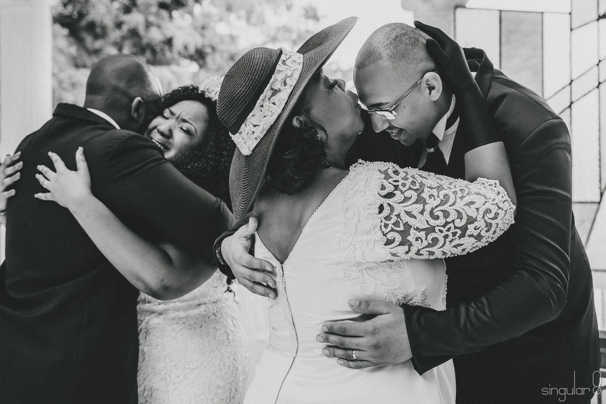 Noivos emocionados com os pais em casamento de dia