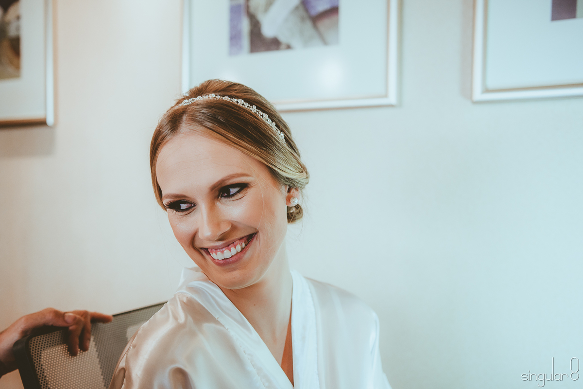 Noiva com tiara e maquiagem clássica para casamento a noite na Capela da Puc