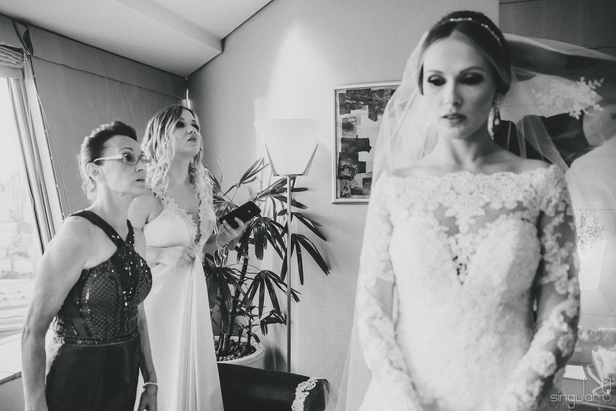 Mãe e madrinha vendo a mantilha da noiva no Hotel Hilton Morumbi São Paulo