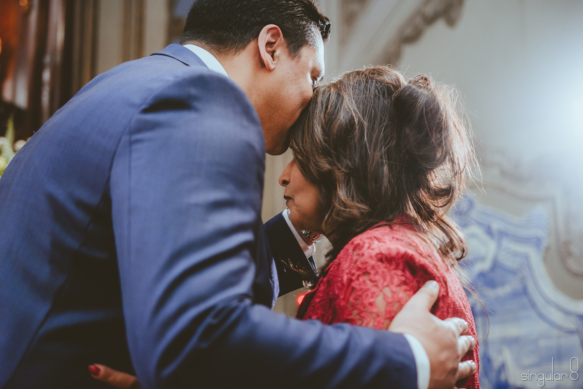 Noivo beijando a testa da mãe em Casamento na Capela da Puc em São Paulo