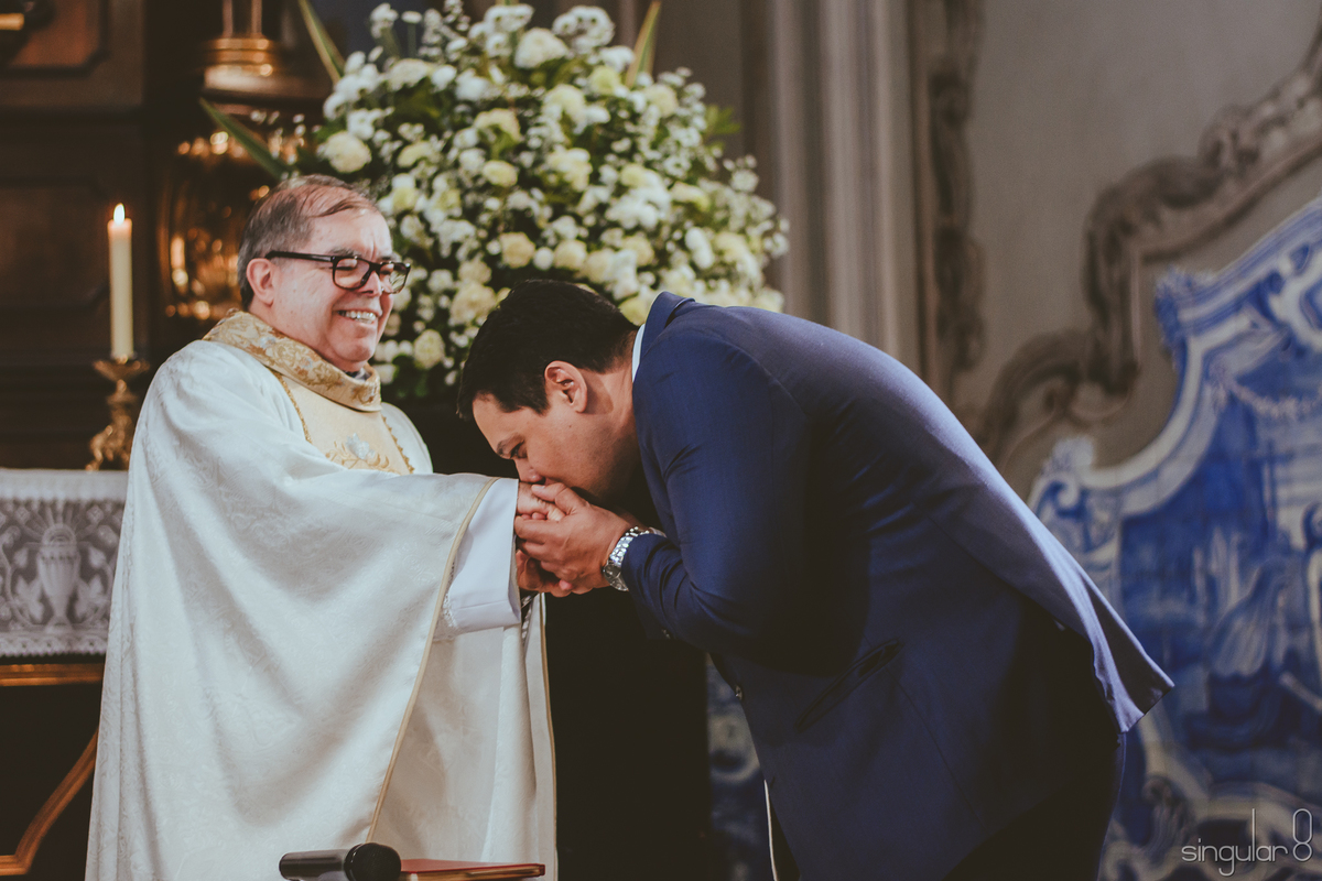 Noivo cumprimentando o Padre na Capela da Puc São Paulo