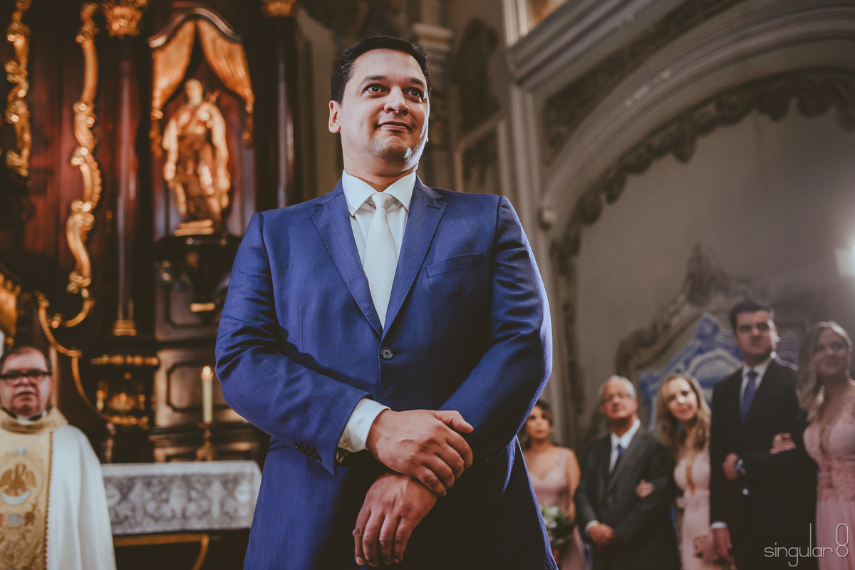Noivo aguardando a entrada da noiva na Capela da Puc São Paulo