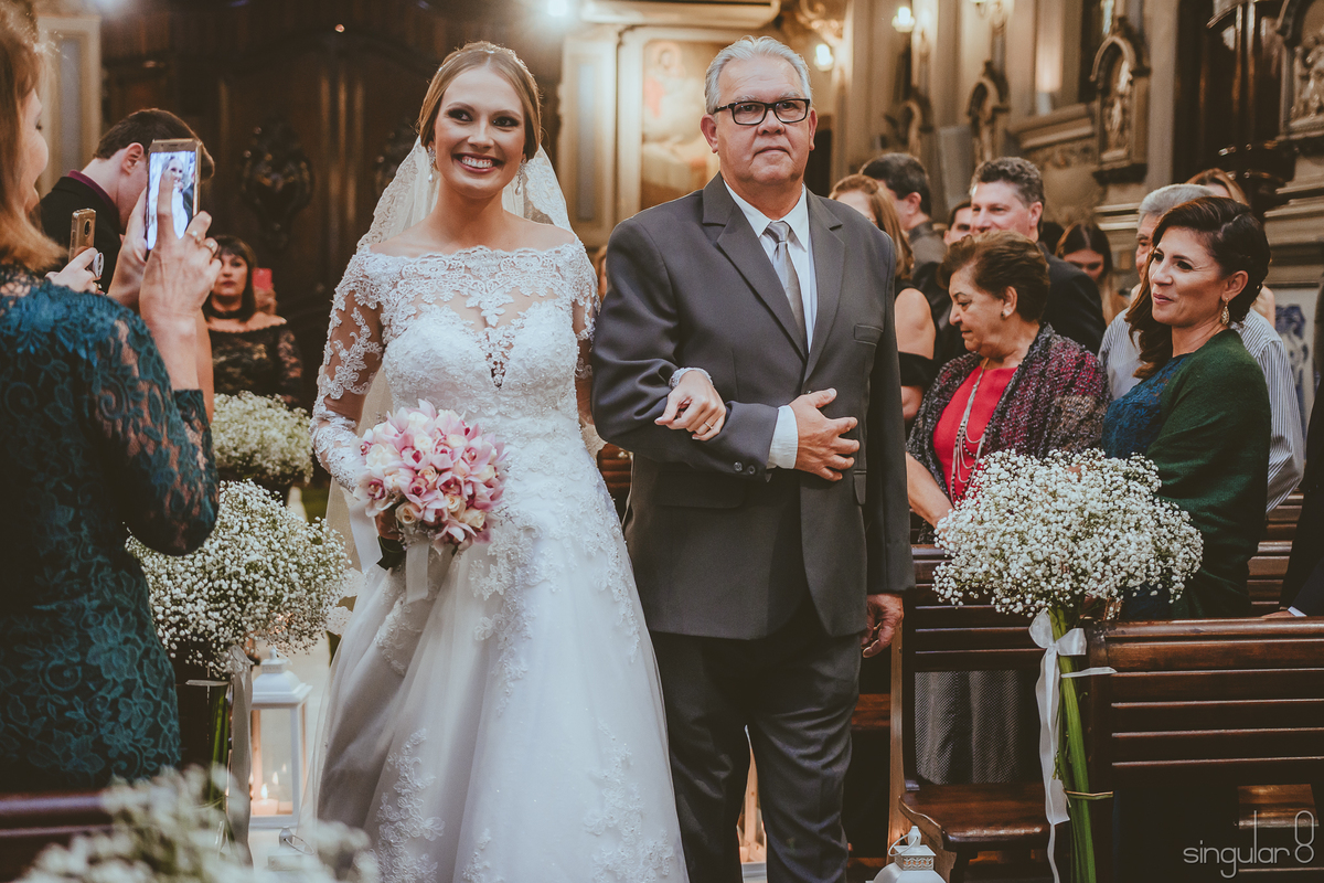 Entrada da noiva em casamento a noite na Capela da Puc em Perdizes