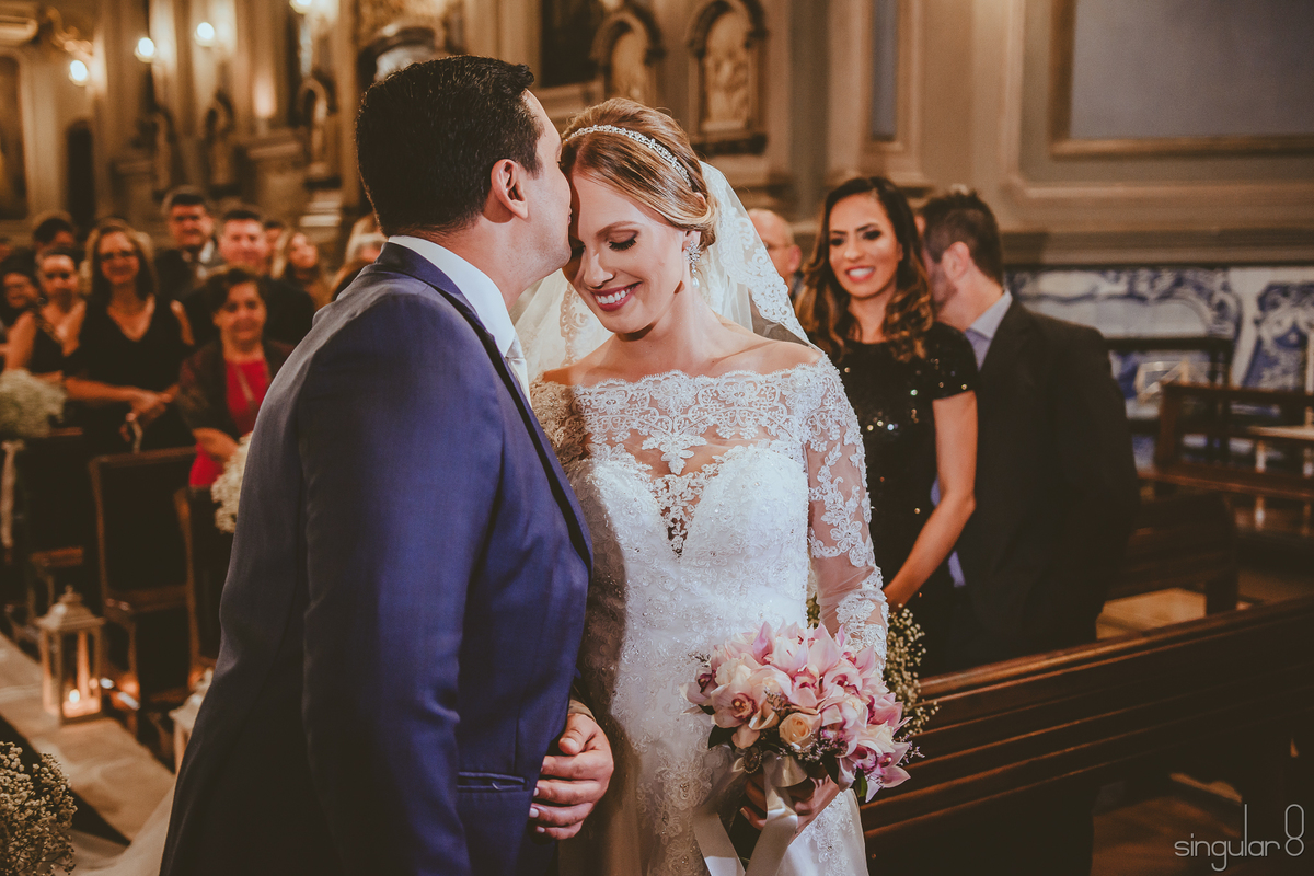 Encontro dos noivos em casamento a noite na Capela da Puc em São Paulo